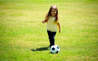女の子とサッカーの画像