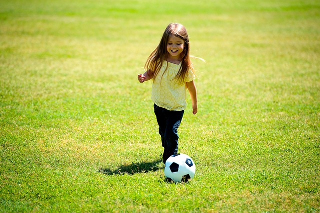 女の子とサッカーの画像